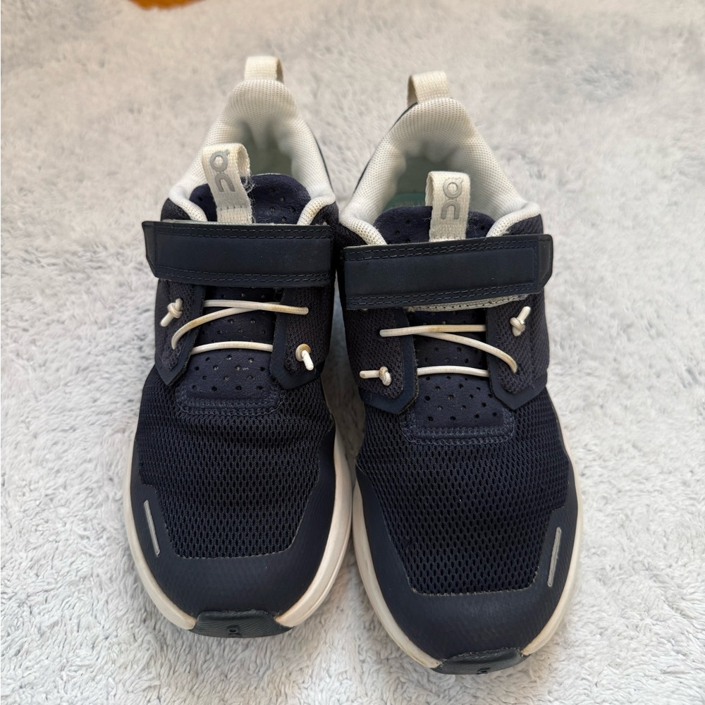 On kids cloud sneakers